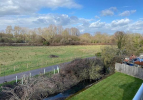 Contemporary, Cosy & Homely 2 Bed Apartment with High-Speed WIFI, Terrace & Free Parking overlooking Stourbridge Common Park & Coldham's Brook
